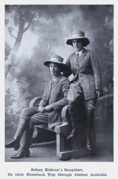 Sidney Kidmans Töchter auf ihrem Reitausflug durch Zentralaustralien von Photographer Australian