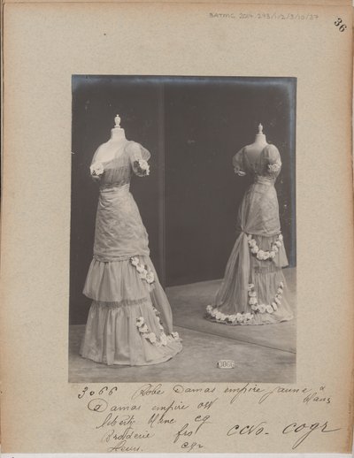 Albumseite: House of Worth, Ballkleid von Photographer French