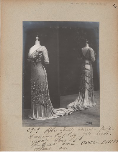 Albumseite: House of Worth, Ballkleid von Photographer French