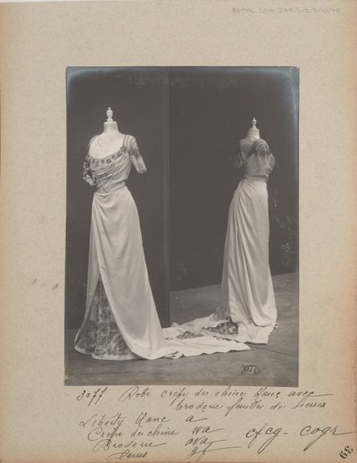 Albumseite: House of Worth, Ballkleid von Photographer French