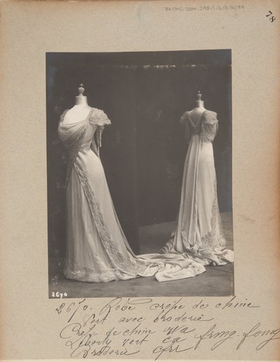 Albumseite: House of Worth, Ballkleid von Photographer French