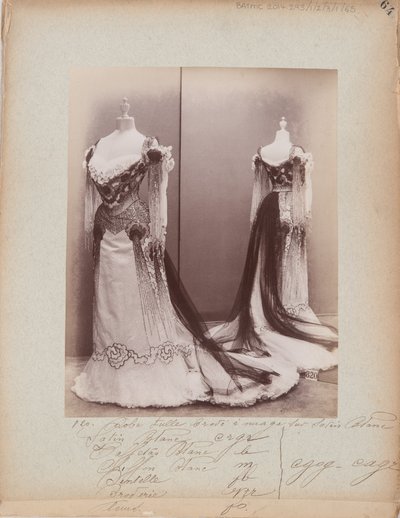 Albumseite: House of Worth, Ballkleid von Photographer French