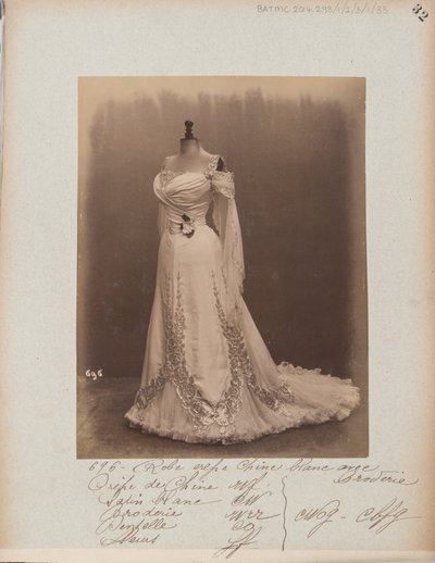 Albumseite: House of Worth, Ballkleid von Photographer French