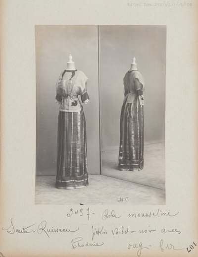 Albumseite: House of Worth, Kleid von Photographer French
