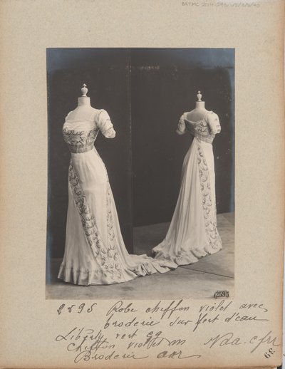 Albumseite: House of Worth, Abendkleid von Photographer French