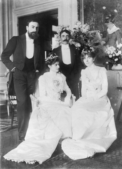 L-R: Ernest Rouart (1874-1942) und seine Frau Julie Manet (1878-1967), Paul Valery (1871-1945) und seine Frau Jeannie Gobillard (1877-1970), am Tag ihrer Hochzeit, Mai 1900 von Photographer French