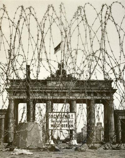 Stacheldraht vor dem Brandenburger Tor, Berlin, Deutschland, während der alliierten Besatzung der Stadt nach dem Zweiten Weltkrieg von Photographer German