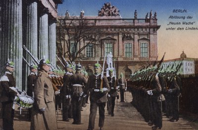 Wachwechsel an der Neuen Wache, Unter den Linden, Berlin, Deutschland von Photographer German