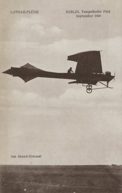 Der französische Flieger Hubert Latham fliegt über das Tempelhofer Feld, Berlin, September 1909 von Photographer German