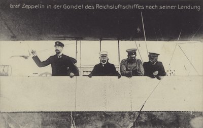 Deutscher Luftschiffkonstrukteur Graf Ferdinand von Zeppelin in der Gondel eines seiner Luftschiffe nach der Landung von Photographer German
