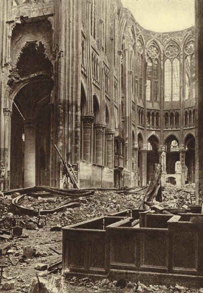 Innenraum der Basilika von Saint Quentin, Frankreich, zerstört durch alliierte Bombardierung, Erster Weltkrieg von Photographer German