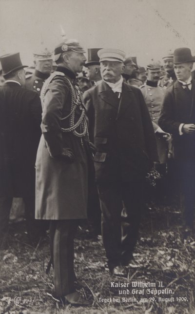 Kaiser Wilhelm II. und der deutsche Luftschiffkonstrukteur Graf Ferdinand von Zeppelin auf dem Flugplatz Tegel, Berlin, 29. August 1909 von Photographer German
