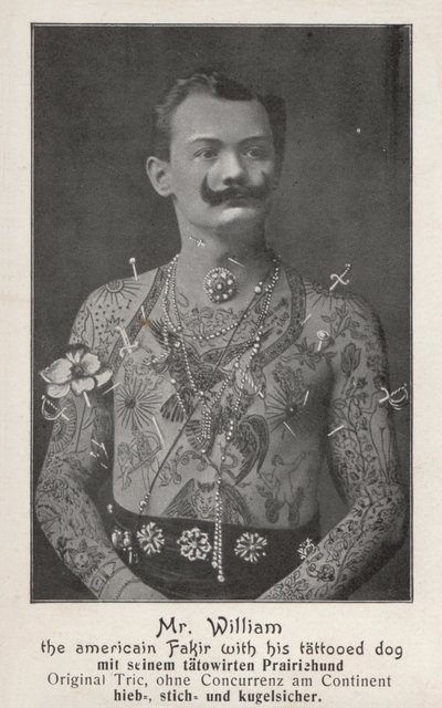 Mr. William, der amerikanische Fakir mit seinem tätowierten Hund von Photographer German