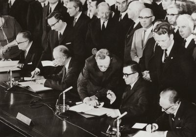 Am 3. Juni 1972 unterzeichneten die Außenminister der Vier Mächte das Schlussprotokoll zum Viermächte-Abkommen über West-Berlin im Gebäude des ehemaligen Alliierten Kontrollrats im amerikanischen Sektor von West-Berlin (s/w Foto) von Photographer German