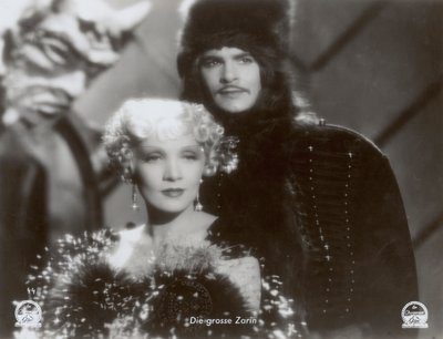 Szene aus dem Film "The Scarlet Empress" mit Marlene Dietrich und John Lodge von Photographer German