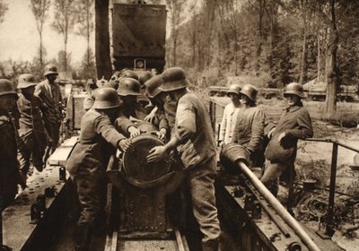 Die 38cm Granate wird in ihr Rohr geladen von Photographer German