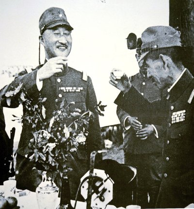 Japanische Generäle Terauchi und Hata stoßen mit Sake auf den Fall von Hsuchow, China im Mai an von Photographer Japanese