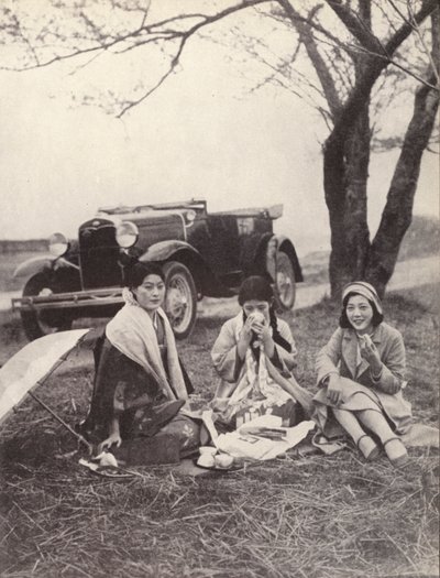 Japanische Frauen bei einem Picknick in westlicher Kleidung von Photographer Japanese