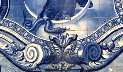 Detail eines dekorativen Panels, das die Jungfrau Maria zeigt, wie sie die Schlange zertritt, Lamego, Portugal. 1738 von Portuguese School