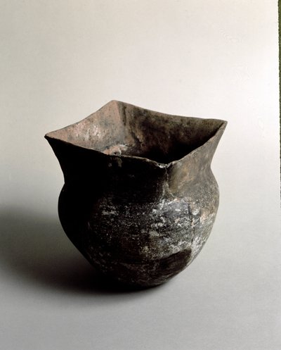 Vorgeschichte: Terrakottavase mit quadratischer Öffnung aus dem Neolithikum aus der Caverna Delle Arene in Candide (Ligurien). Pegli, Museo Villa Pallavicini von Prehistoric Prehistoric
