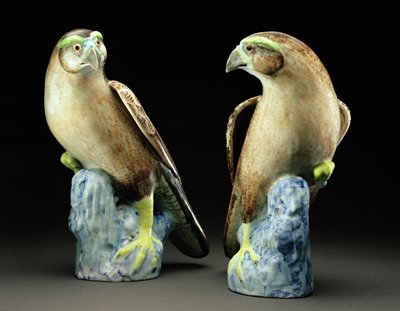 Ein Paar Famille-Rose-Falken (Porzellan) von Qing Dynasty Chinese School