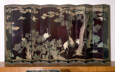 Coromandel-Schirm mit Kranichen, Kiefern und Wolken auf schwarzem Hintergrund, 1691 von Qing Dynasty Chinese School