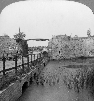 Befestigungsanlagen aus dem 14. Jahrhundert und Lille-Tor, Ypern, Belgien, Erster Weltkrieg, ca. 1914-1918 von Realistic Travels Publishers