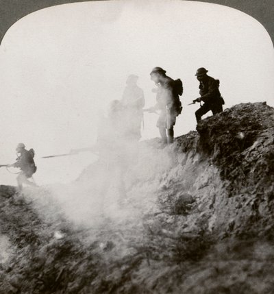 Britische Soldaten rücken unter Deckung von Gas und Rauch vor, Frankreich, Erster Weltkrieg, 1916 von Realistic Travels Publishers