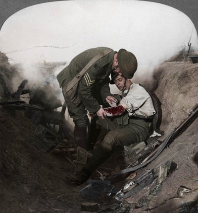 Soldat erhält erste Hilfe von einem Sergeant in einem Schützengraben, Schlacht von Peronne, Erster Weltkrieg, 1914-1918 von Realistic Travels Publishers