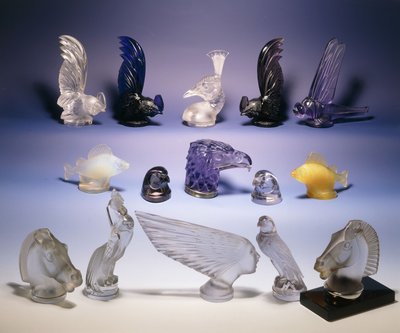 Verschiedene Glas-Automaskottchen (von Vögeln, Fischen, Pferden und einem menschlichen Kopf) von Rene Jules Lalique