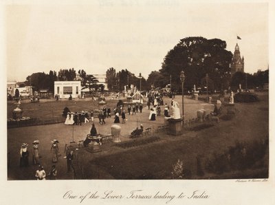 Menschen entspannen sich im Crystal Palace Park, Sydenham von John Pardon