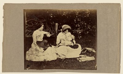 [Schlafendes Kind mit zwei auf dem Gras sitzenden Frauen] von Roger Fenton