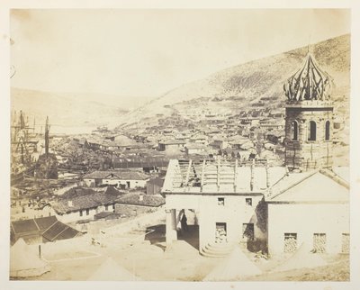 Die russische Kirche und die Stadt Balaklawa von Roger Fenton