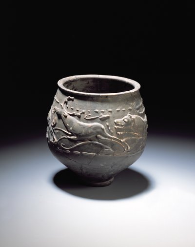 Becher mit Jagdszene, zeigt Hirsch, Hirschkuh und Hunde, vom römischen Fundort in Newstead, Melrose, 140-80 n. Chr. von Roman