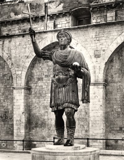 Kolossale Statue möglicherweise von Kaiser Valentinian I. (321-375) genannt 