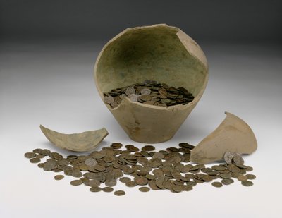 Komplettes lokales römisches Kaiser-Münzversteck mit Krug, der Chalgrove II Schatz, aus Chalgrove, Oxfordshire von Roman