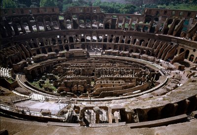 Innenansicht des Kolosseums, erbaut zwischen 70 und 80 von Roman