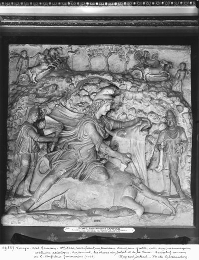 Mithras opfert den Stier in einer Grotte zwischen zwei Figuren in asiatischer Tracht, 2.-3. Jahrhundert (Marmor) von Roman