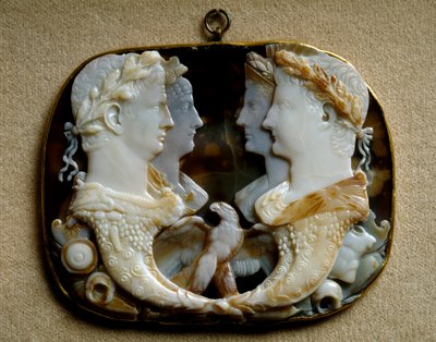 Römische Kunst: Onyx-Kamee (Gemma Claudia) mit Darstellungen der kaiserlichen Paare Claudius und Agrippina die Jüngere sowie Germanicus von Roman