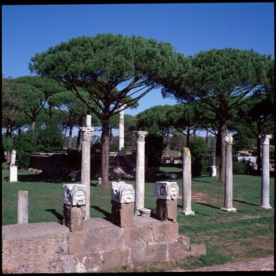 Römische Kunst: Blick auf die Ruinen des Tempels der Ceres, archäologische Stätte von Ostia von Roman