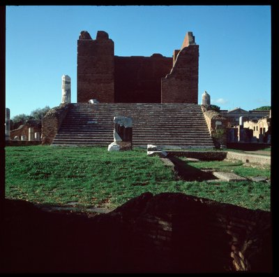 Römische Kunst: Ansicht der Ruinen des Kapitols, archäologische Stätte von Ostia von Roman