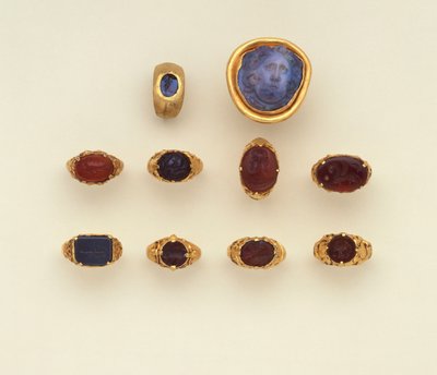 Ein römischer Gold- und Chalcedon-Intaglioring, ein großer römischer blau-grauer Chalcedon-Medusakopf-Kamee und eine Auswahl an Ringen, zwei Ringe im Seldschuken-Stil von Roman Roman