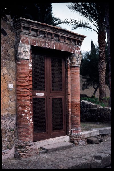 Tür des Casa del Gran Portale, 5. Jahrhundert v. Chr. - 1. Jahrhundert n. Chr. von Roman Roman