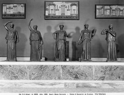 Statuen von Tänzern. Ausgestellt aus einer Vorstadtvilla von Herculaneum von Roman Roman