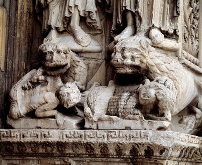 Monster. Geschnitzte Stütze einer Säule von Romanesque
