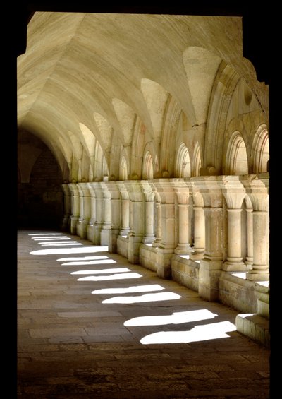 Romanische Architektur: Galerie des Kreuzgangs der Zisterzienserabtei von Fontenay, Burgund von Romanesque