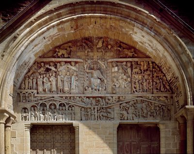 Romanische Kunst: Tympanon, das das Jüngste Gericht darstellt, rechts von Christus das Paradies, links das Chaos der Hölle. Skulptur (1130-1140) der Abteikirche Sainte-Foy in Conques (Aveyron), Frankreich von Romanesque