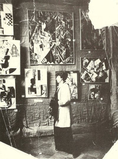 Alexandra Ekster vor Udaltsovas Gemälden auf der Ausstellung Der Laden, Moskau von Russian Photographer