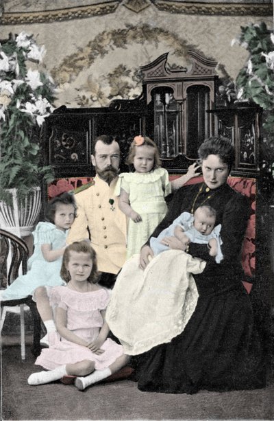 Familienporträt von Zar Nikolaus II. (1868-1918) ca. 1901-1902 von Russian Photographer