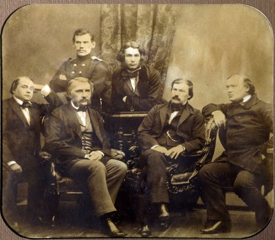 Leo Tolstoi und Dmitri Grigorowitsch - Sitzend, Iwan Alexandrowitsch Gontscharow, Iwan Sergejewitsch Turgenew, Alexander Wassiljewitsch Druschinin und Al von Russian Photographer